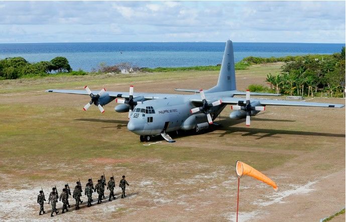 남중국해 남사군도의 티투섬에 필리핀 공군 C-130 수송기가 착륙해 있다. 2017년 촬영 배포된 사진이다.(사진 SCMP 캡처) 2024.08.30. *재판매 및 DB 금지