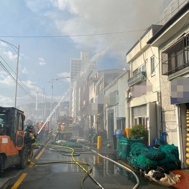 [부산=뉴시스] 30일 오후 부산 영도구의 한 음식점 건물에서 불이 났다. (사진=부산소방재난본부 제공) 2024.08.30. photo@newsis.com *재판매 및 DB 금지