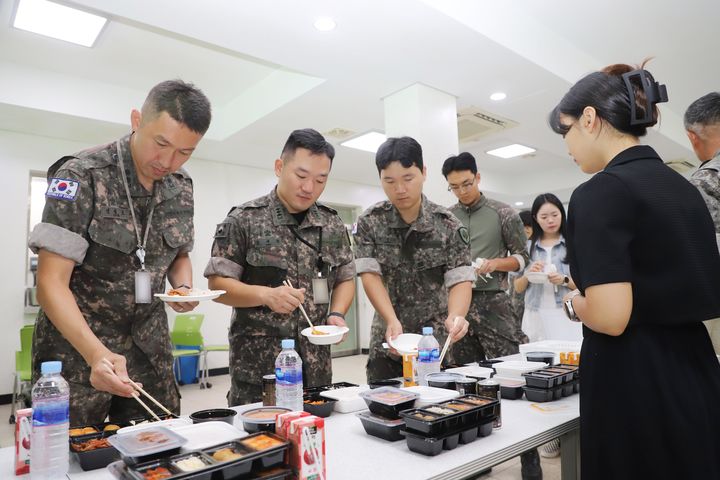 [광주=뉴시스] 육군 제31보병사단은 30일 예비군 도시락 품질 향상을 위한 품평회를 열었다. (사진=31사단 제공) 2024.08.30. photo@newsis.com *재판매 및 DB 금지