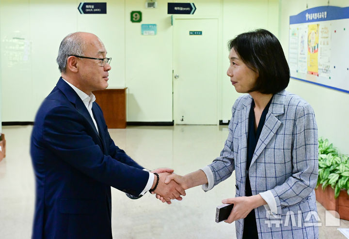 [서울=뉴시스]최호정 서울시의회 의장은 30일 서울시교육청에서 설세훈 교육감 권한대행을 만나 "교육 공백이 없도록 만전을 기해달라"고 당부했다. (사진=서울시의회 제공). 2024.08.30. photo@newsis.com 