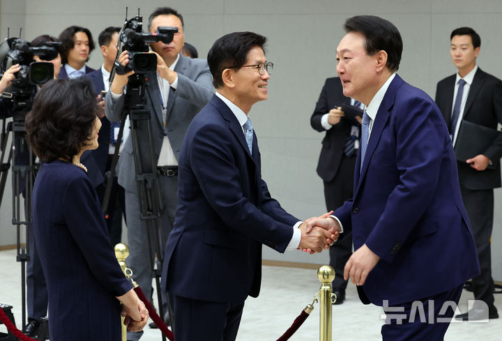 [서울=뉴시스] 최진석 기자 = 윤석열 대통령이 30일 오전 서울 용산 대통령실 청사에서 열린 고용노동부 장관 임명장 수여식에서 김문수 고용노동부 장관과 악수하고 있다. 2024.08.30. myjs@newsis.com