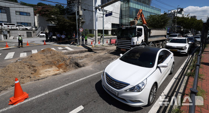 [서울=뉴시스] 김명년 기자 = 전날 땅 꺼짐(싱크홀) 사고가 발생했던 서울 서대문구 연희동 성산로 인근 도로에서 30일 오전 도로 침하가 추가로 발생해 교통이 통제되고 있다. 2024.08.30. kmn@newsis.com