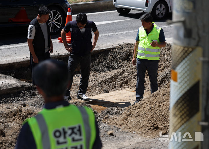 [서울=뉴시스] 김명년 기자 = 전날 땅 꺼짐(싱크홀) 사고가 발생했던 서울 서대문구 연희동 성산로 인근 도로에서 30일 오전 도로 침하가 추가로 발생해 복구작업이 진행되고 있다. 2024.08.30. kmn@newsis.com