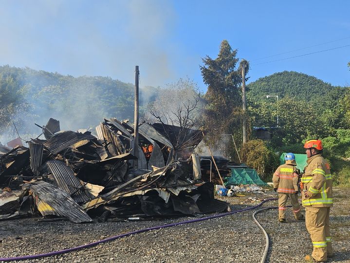 [서산=뉴시스] 31일 오후 2시25분께 충남 서산시 대산읍의 한 주택에서 불이 나 연기가 피어 오르고 있다.(사진=독자 제공) 2024.08.31. *재판매 및 DB 금지