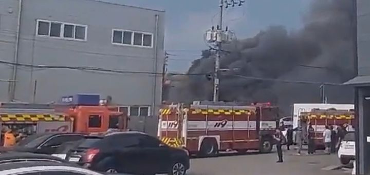 [수원=뉴시스] 31일 수원 자동차 정비소 화재 현장. (사진=경기도소방재난본부 제공) *재판매 및 DB 금지