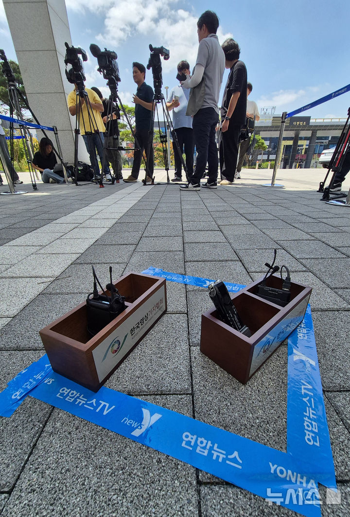 [전주=뉴시스] 김얼 기자 = 공직선거법 위반 혐의를 받고있는 정동영 더불어민주당 전주병 국회의원이 전북지방검찰청에 출두해 조사를 받기로 한 31일 전주지방검찰청 입구에 설치된 포토라인 뒤로 취재진의 어수선한 분위기가 이어지고 있다. 2024.08.31. pmkeul@newsis.com