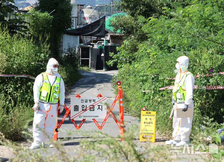 [김포=뉴시스] 전진환 기자 = 지난 8월31일 오전 아프리카돼지열병(ASF)이 발생한 경기도 김포시 소재 한 양돈농장에서 가축위생방역지원본부 관계자들이 농장 입구에서 외부인의 출입을 통제하고 있는 모습. 2024.08.31. amin2@newsis.com