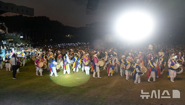 [무주=뉴시스] 김얼 기자 = 제28회 무주 반딧불 축제 개막식이 열린 31일 전북 무주군 등나무운동장에서 화려한 퍼레이드가 펼쳐지고 있다. 2024.08.31. pmkeul@newsis.com