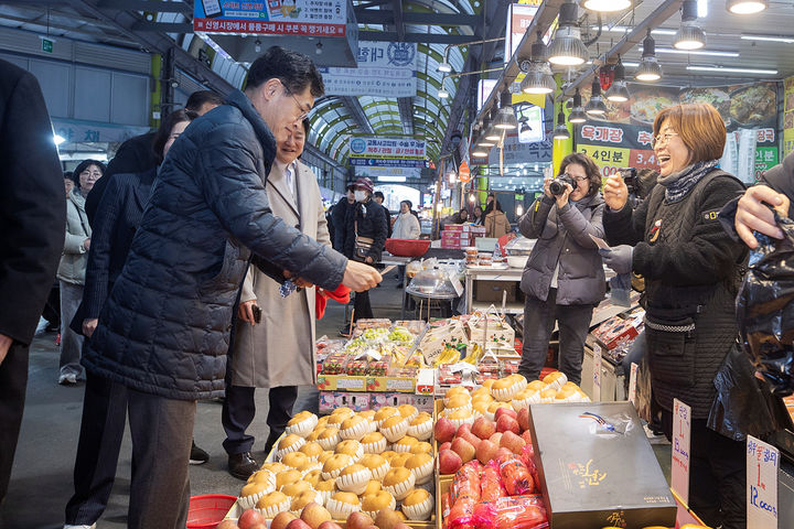 [서울=뉴시스]지난 설명절, 전통시장을 찾아 음식을 구매하는 이기재 양천구청장. 2024.09.01. (사진=양천구 제공) *재판매 및 DB 금지