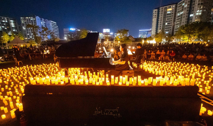 [진주=뉴시스]진주시, 촛불과 아름다운 선율 어우러진 ‘캔들라이트 콘서트’ 성료. *재판매 및 DB 금지