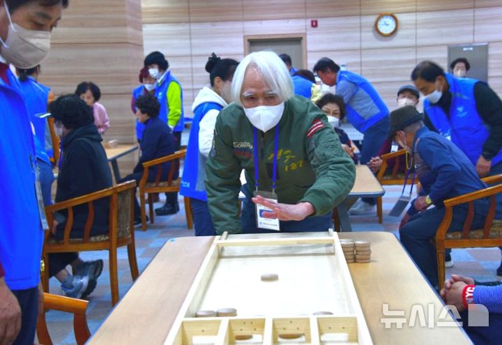 [포항=뉴시스] 송종욱 기자 = 지난달 30일 경북 포항시 남구 뱃머리 평생교육관에서 평생교육지도자협의회가 주관한 ‘제1회 포항시 어르신 슐런 경기대회’가 열려 눈길을 끌었다. 사진은 평생교육지도자협의회 주관한 슐런 대회 모습. (사진=포항 평생교육지도자협의회 홈페이지 캡처) 2024.09.01. photo@newsis.com