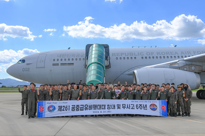 [부산=뉴시스] 제5공중기동비행단 261대대 지휘관참모, 조종사와 정비사들이 모여 창대 및 무사고 6주년을 축하하며 기념촬영을 하고 있다. (사진=공군5비 제공) 2024.09.01. photo@newsis.com *재판매 및 DB 금지