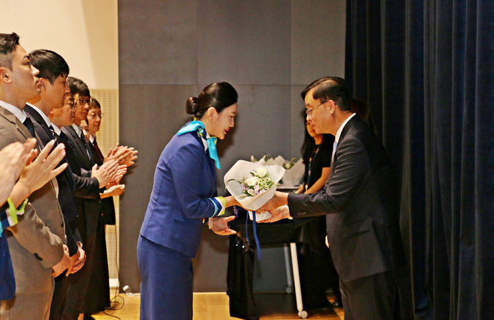 [서울=뉴시스] 추상철 기자 = 지난달 30일 부산 강서구 에어부산 사옥에서 열린 '에어부산 창립 17주년 기념행사'에서 두성국 에어부산 대표가 우수사원상을 수상한 캐빈 승무원에게 상패를 전달하고 있다. (사진= 에어부산 제공) 2024.09.01. photo@newsis.com *재판매 및 DB 금지