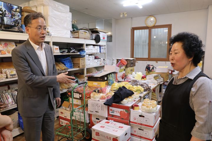 [대전=뉴시스] 이형일 통계청장이 지난달 30일 대전 동구 신도시장을 방문해 주요 성수품인 과일 물가 동향을 파악하고 있다. (사진 = 통계청 제공) 2024.09.02. *재판매 및 DB 금지