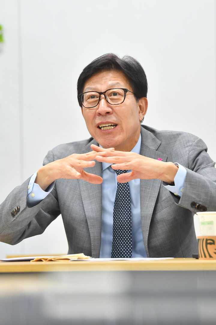 [부산=뉴시스] 박형준 부산시장이 지난달 30일 동구 부산역 유라시아플랫폼에서 '공진국가'에 대해서 설명했다. (사진=부산시 제공) 2024.09.02. photo@newsis.com *재판매 및 DB 금지