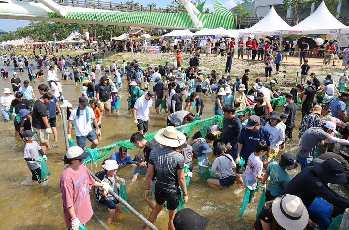 2024괴산고추축제 이벤트 '고추물로기를 잡아라'(사진=괴산군 제공) *재판매 및 DB 금지