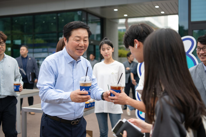 커피를 나눠주는 김정겸 총장 *재판매 및 DB 금지