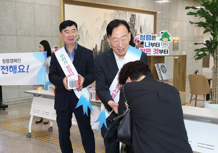 출근 직원을 맞이하는 설동호 대전시교육감 *재판매 및 DB 금지