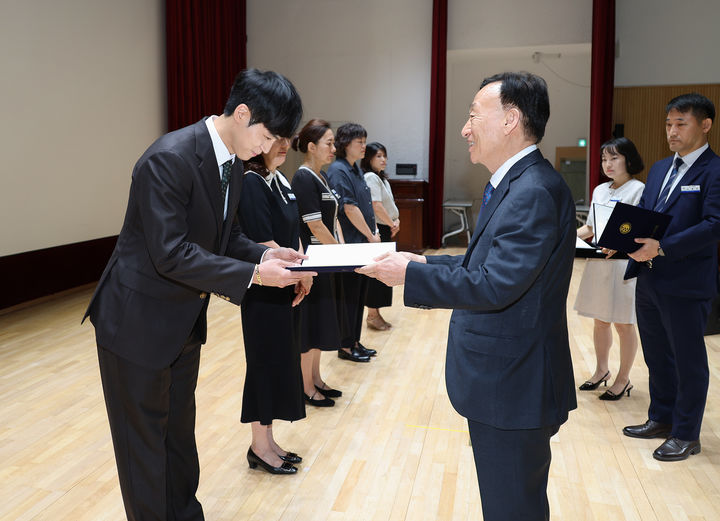 상을 수여하는 설동호 대전시교육감 *재판매 및 DB 금지