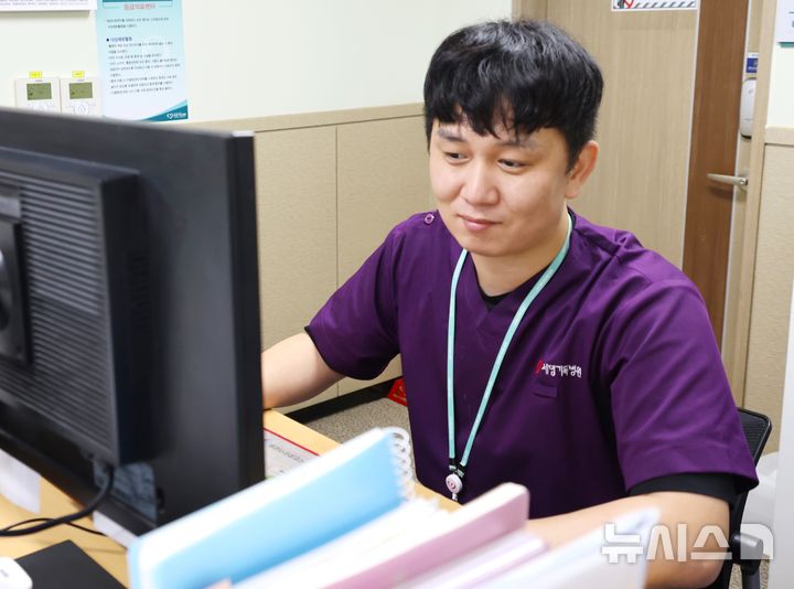 [포항=뉴시스] 송종욱 기자 = 지난달 16일 경북 포항시 남구 세명기독병원 옆 골목에서 종이 상자에 불이 나자, 마침 병원 본관으로 가던 이주형 책임간호사가 소화기를 가져 와 불을 껀 사실이 뒤늦게 밝혀져 칭송이 자자하다. 사진은 포항세명기독병원 응급의료센터 이주형 책임간호사. (사진=세명기독병원 제공) 2024.09.02. photo@newsis.com