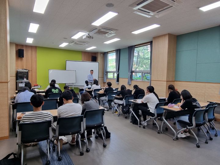 [양산=뉴시스] 안지율 기자 = 학교 밖 청소년 검정고시 대비반 및 학습클리닉. (사진=양산시 제공) 2024.09.02. photo@newsis.com *재판매 및 DB 금지