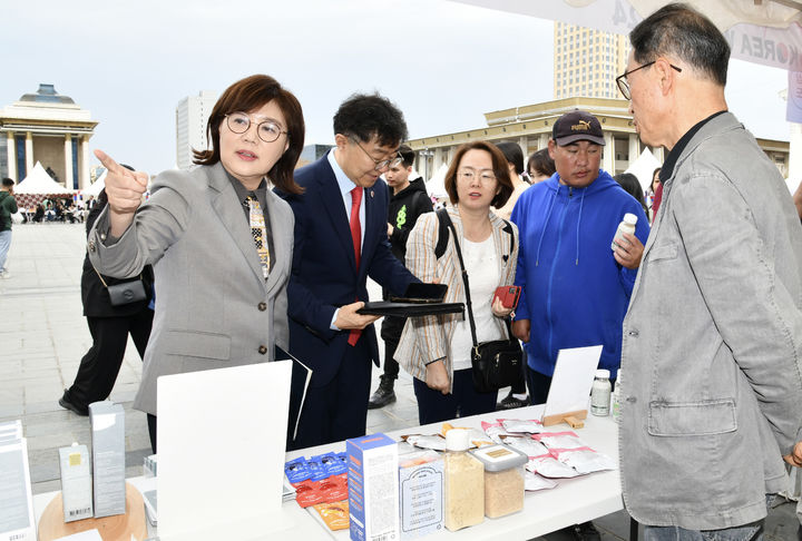 [안동=뉴시스] 양금희 경북도 경제부지사(왼쪽)가 지난달 30일 몽골 울란바토르에서 열리고 있는 경북우수상품전을 둘러보고 있다. (사진=경북도 제공) 2024.09.02 *재판매 및 DB 금지