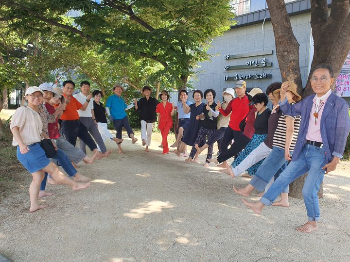 경산시 서부2동 중산지에서 1일 열린 맨발 걷기 아카데미 (사진=경산시 제공)  *재판매 및 DB 금지