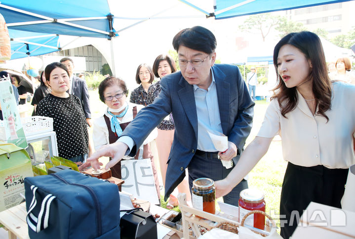 [전주=뉴시스]윤난슬 기자 = 전북 전주시와 전주시시니어클럽연합회는 민족 최대 명절인 추석을 앞두고 2일 전주시청 앞 노송광장에서 '제1회 추석맞이 마음나눔 큰 장'을 진행했다고 밝혔다. 행사장 찾은 우범기 전주시장.2024.09.02.(사진=전주시 제공) 