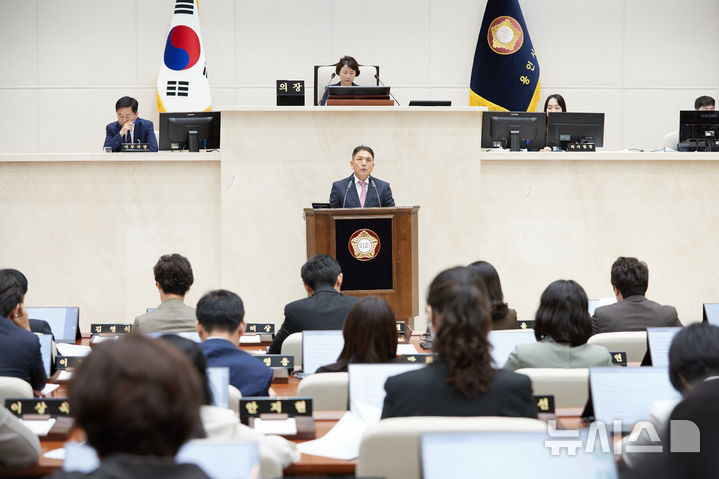 [용인=뉴시스]공공감사에 관한 법률 개정 촉구 건의안에 대해 제안 설명하는 이창식 의원