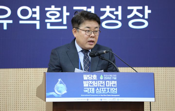 김동구 한강유역환경청장이 2일 한국과학기술회관에서 열린 ‘팔당호 발전비전 마련 국제 심포지엄’에서 개회사를 하고 있다. (사진=한강유역환경청 제공) *재판매 및 DB 금지  *재판매 및 DB 금지