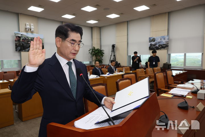 [서울=뉴시스] 고승민 기자 = 김용현 국방부 장관 후보자가 2일 서울 여의도 국회에서 열린 제418회 국회 정기회 제1차 국방위원회의 국무위원 후보자 인사청문회에서 선서를 하고 있다. 2024.09.02. kkssmm99@newsis.com