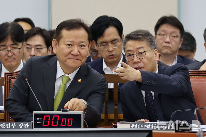 [서울=뉴시스] 권창회 기자 = 이상민 행정안전부 장관이 지난 2일 오전 서울 여의도 국회에서 열린 행정안전위원회 전체회의에서 김용빈 중앙선거관리위원회 사무총장과 대화하고 있다. 2024.09.02. kch0523@newsis.com