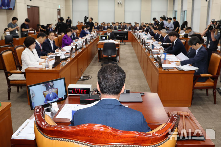 [서울=뉴시스] 권창회 기자 = 2일 오전 서울 여의도 국회에서 열린 행정안전위원회 전체회의에서 신정훈 행안위원장이 발언하고 있다. 2024.09.02. kch0523@newsis.com