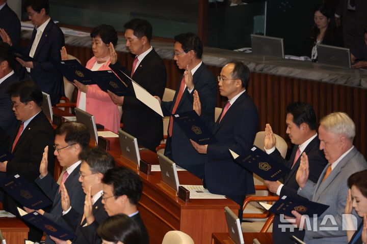 [서울=뉴시스] 고승민 기자 = 국민의힘 추경호 원내대표 등 의원들이 2일 서울 여의도 국회에서 열린 제22대 국회 개원식 겸 제418회 국회(정기회) 개회식에서 국회의원 선서를 하고 있다. 2024.09.02. kkssmm99@newsis.com