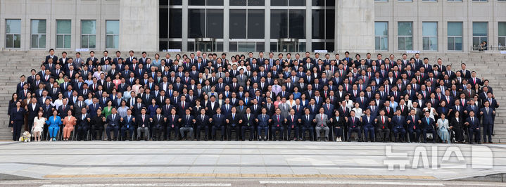 [서울=뉴시스] 권창회 기자 = 2일 오후 서울 여의도 국회에서 열린 제22대 국회 개원식 겸 9월 정기국회 개회식을 마치고 우원식 국회의장을 비롯한 여야 의원들이 기념촬영을 하고 있다. 2024.09.02. kch0523@newsis.com