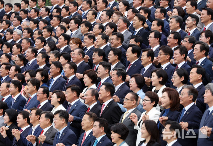 [서울=뉴시스] 고승민 기자 = 우원식 국회 의장과 여야 의원들이 2일 서울 여의도 국회에서 제22대 국회 개원식 겸 제418회 국회(정기회) 개회식을 마친 뒤 본관 앞에서 기념촬영을 하고 있다. 2024.09.02. kkssmm99@newsis.com