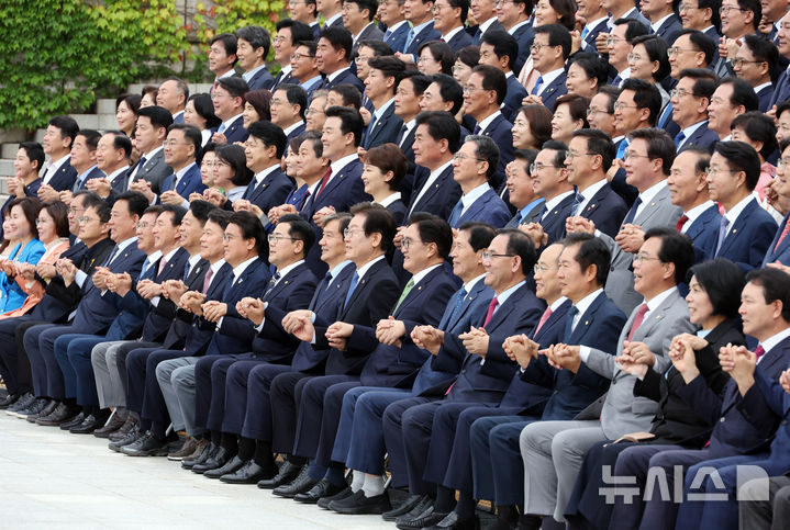 [서울=뉴시스] 고승민 기자 = 우원식 국회 의장과 여야 의원들이 2일 서울 여의도 국회에서 제22대 국회 개원식 겸 제418회 국회(정기회) 개회식을 마친 뒤 본관 앞에서 기념촬영을 하고 있다. 2024.09.02. kkssmm99@newsis.com