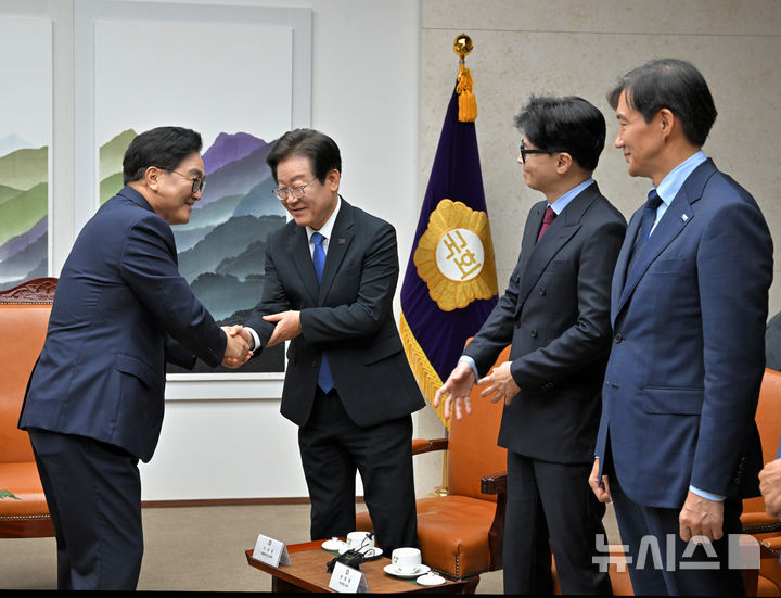 [서울=뉴시스] 국회사진기자단 = 우원식 국회의장이 2일 오후 서울 여의도 국회본청 의장접견실에서 열린 제22대국회 개원식 겸 정기회 개회식 사전환담에서 이재명 더불어민주당 대표와 인사하고 있다.(왼쪽부터)우 의장, 이 대표, 한동훈 국민의힘 대표, 조국 조국혁신당 대표. 2024.09.02. photo@newsis.com