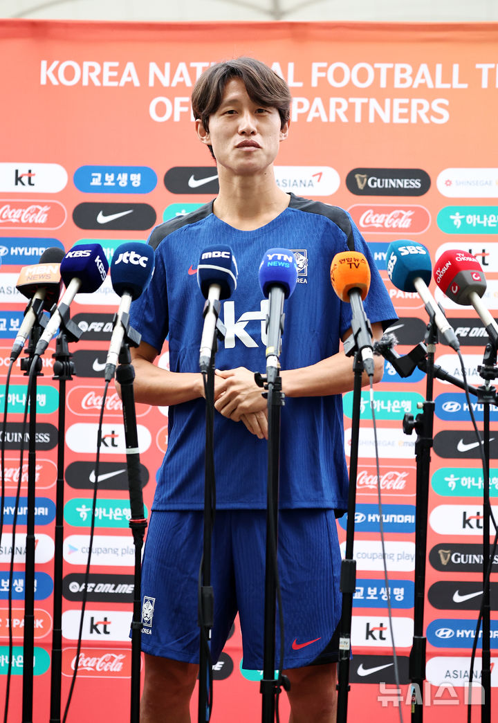 [고양=뉴시스] 김금보 기자 = 대한민국 축구 국가대표팀 이재성이 2일 오후 경기 고양시 고양종합운동장에서 공개훈련에 앞서 인터뷰를 하고 있다. 대표팀은 오는 5일 서울 상암월드컵경기장에서 팔레스타인과 2026 국제축구연맹(FIFA) 북중미 월드컵 3차 예선 1차전을 치른다. 2024.09.02. kgb@newsis.com