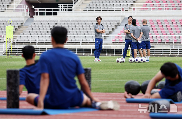 [고양=뉴시스] 김금보 기자 = 홍명보 대한민국 축구 국가대표팀 감독이 2일 오후 경기 고양시 고양종합운동장에서 공개훈련을 진행하고 있다. 대표팀은 오는 5일 서울 상암월드컵경기장에서 팔레스타인과 2026 국제축구연맹(FIFA) 북중미 월드컵 3차 예선 1차전을 치른다. 2024.09.02. kgb@newsis.com