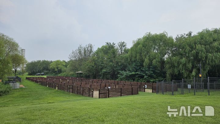 [서울=뉴시스]반려견 캠핑장 전경.