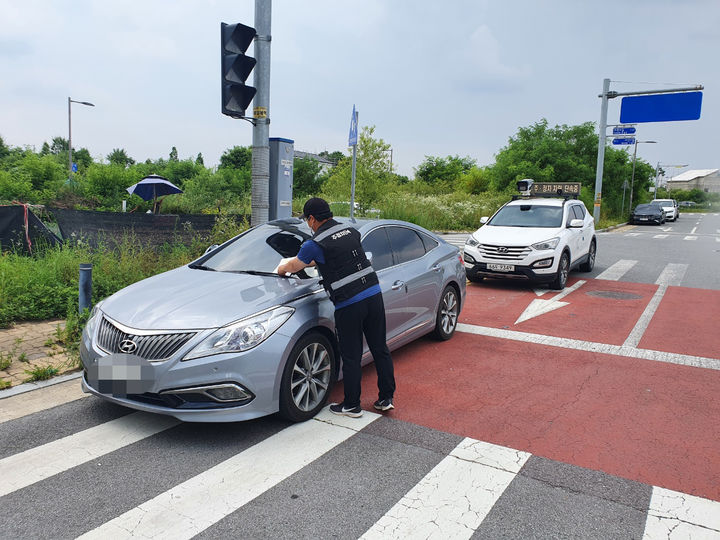 [진천=뉴시스] 진천군 불법주정차 단속활동. (사진=진천군 제공) 2024.09.03. photo@newsis.com *재판매 및 DB 금지