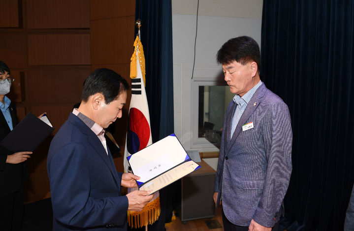 [창녕=뉴시스] 안지율 기자 = 성낙인 군수가 상반기 민원처리 마일리지·국민신문고 우수공무원에게 시상을 하고 있다. (사진=창녕군 제공) 2024.09.03. photo@newsis.com *재판매 및 DB 금지