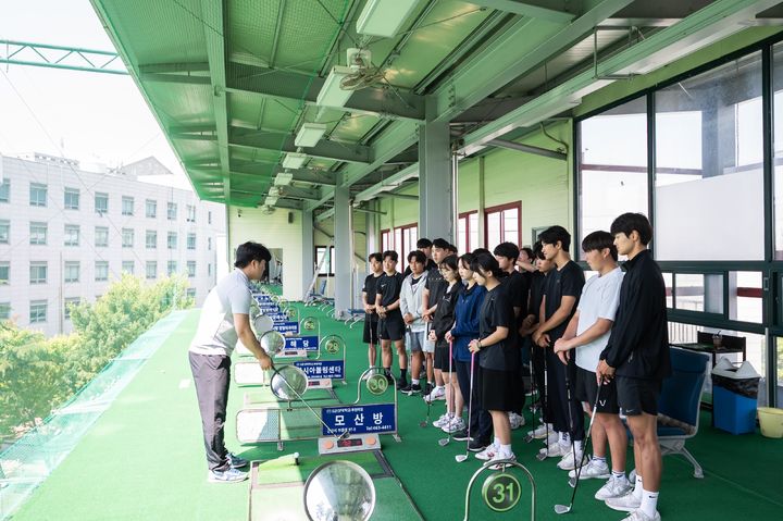 '명품 스포츠 & 실용 디지털 피아노 특화 프로그램' 골프 체험 학생들 (사진=군산대 제공) *재판매 및 DB 금지