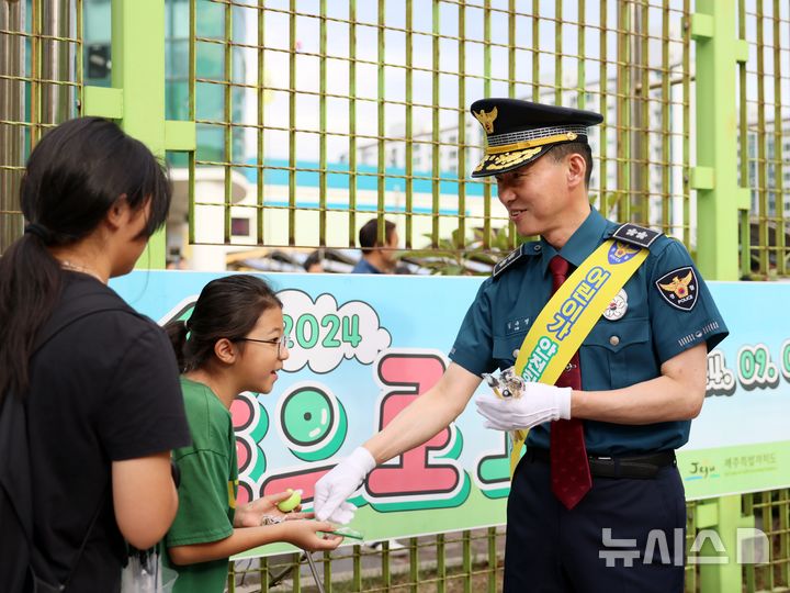 [제주=뉴시스] 김수영 제주경찰청장이 3일 오전 제주한라초등학교 앞에서 개학 맞이 어린이 교통 안전 캠페인을 전개하고 있다. (사진=제주경찰청 제공) 2024.09.03. photo@newsis.com