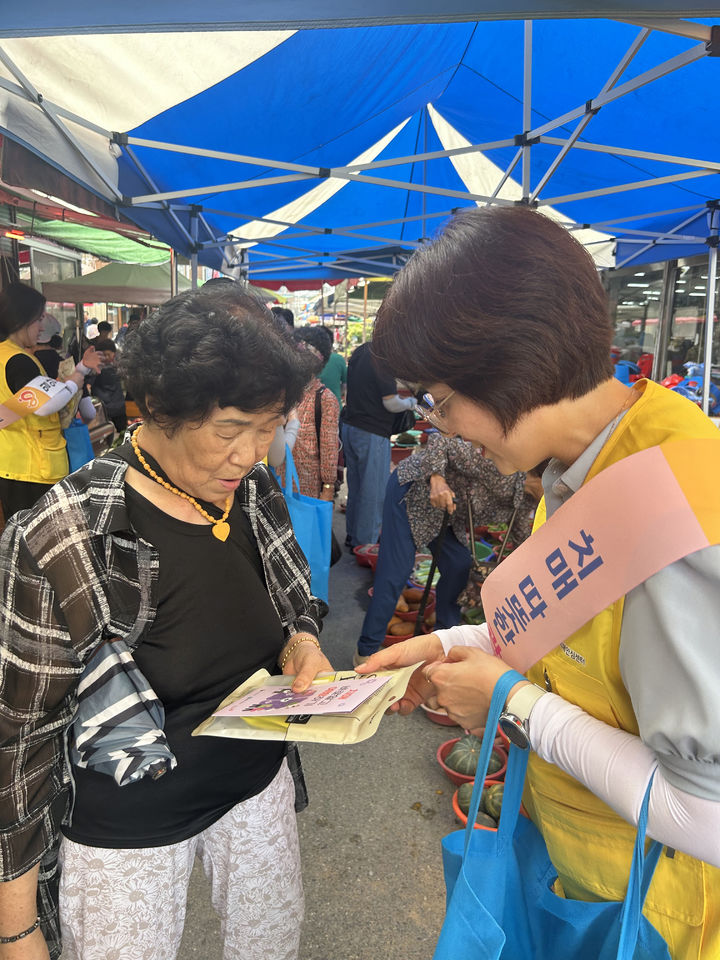 [밀양=뉴시스] 안지율 기자 = 밀양시외버스터미널 인근 오일장에서 열린 치매 극복 캠페인을 하고 있다. (사진=밀양시 제공) 2024.09.03. photo@newsis.com *재판매 및 DB 금지