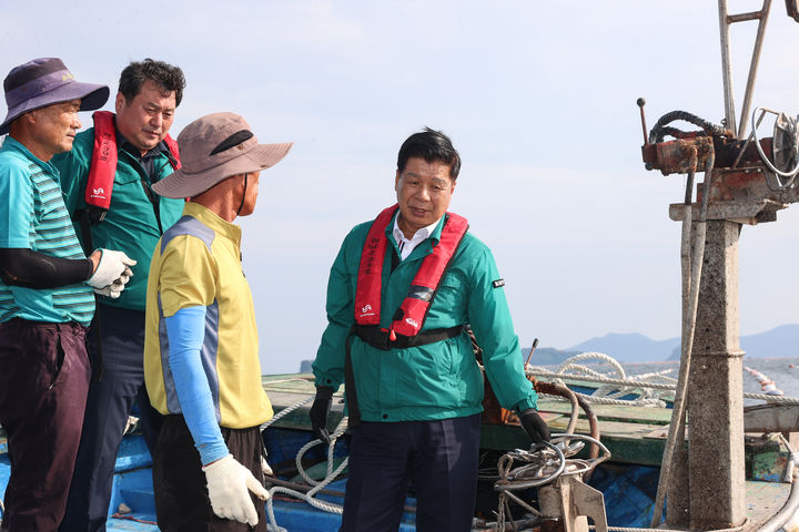 [고성(경남)=뉴시스] 신정철 기자= 경남 고성군 자란만에서 산소 부족 물덩어리(빈산소수괴)로 추정되는 이상조류로 인해 양식 굴이 폐사하고 있다. 이상근 고성군수가 지난 2일 자란만 굴 폐사 발생 현장을 방문, 폐사한 양식굴을 직접 확인하고 실의에 빠진 어업인들을 위로하며 애로사항을 청취하며 신속한 복구 및 지원에 대해 논의하고 있다.(사진=고성군 제공).2024.09.03. photo@newsis.com *재판매 및 DB 금지