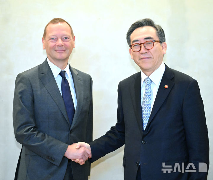 [서울=뉴시스] 조태열 외교부 장관은 3일 에마뉘엘 본 프랑스 대통령실 외교수석 겸 주요 20개국(G20) 및 주요 7개국(G7) 셰르파와 조찬 면담을 하기 전 기념 촬영을 하고 있다. (사진= 외교부 제공) 