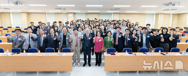 [전주=뉴시스]윤난슬 기자 = 첨단 제약 바이오 분야 전문 인력 양성의 요람이 될 전북대학교 약학대학이 3일 약학관 개관식을 열고 새 도약을 다짐했다.2024.09.03.(사진=전북대 제공)