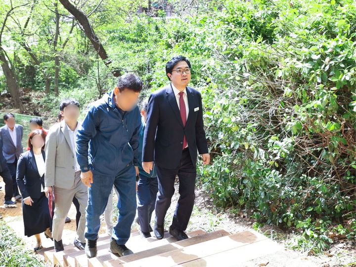 [서울=뉴시스]지난 4월 박일하 동작구청장이 서울 까치산 공원 정비사업 현장을 점검하고 있다. 2024.09.03. (사진=동작구 제공) *재판매 및 DB 금지